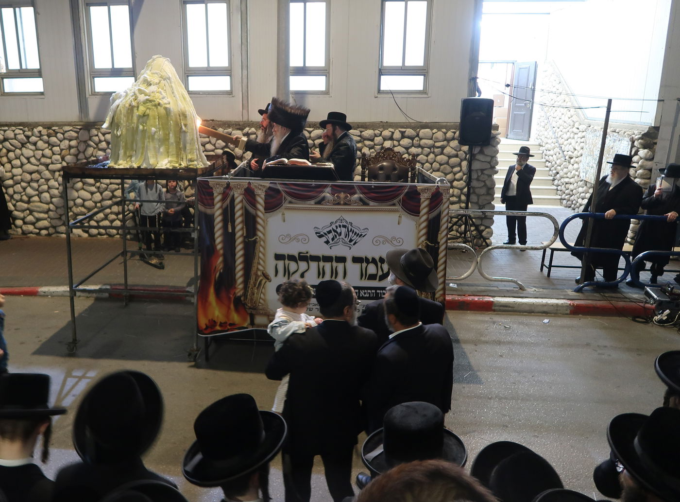 מעמד ההדלקה בחצה"ק טשארנאביל