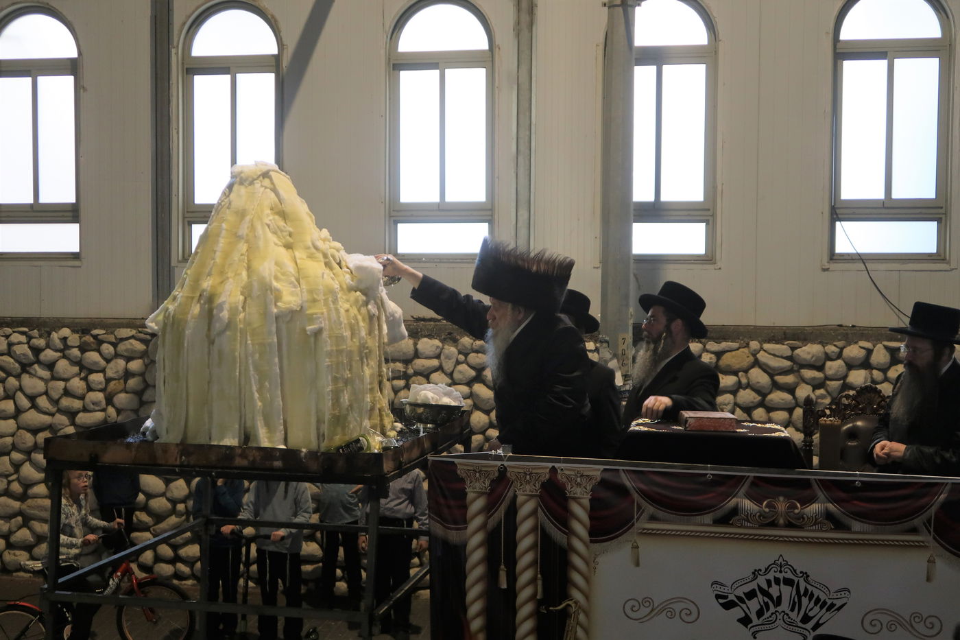 מעמד ההדלקה בחצה"ק טשארנאביל