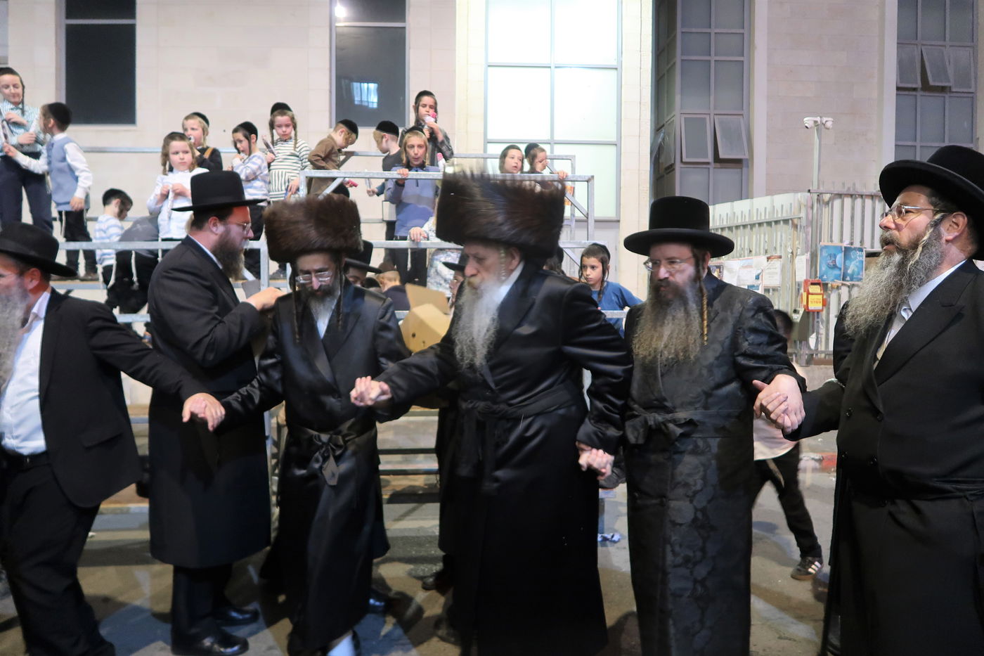 מעמד ההדלקה בחצה"ק טשארנאביל