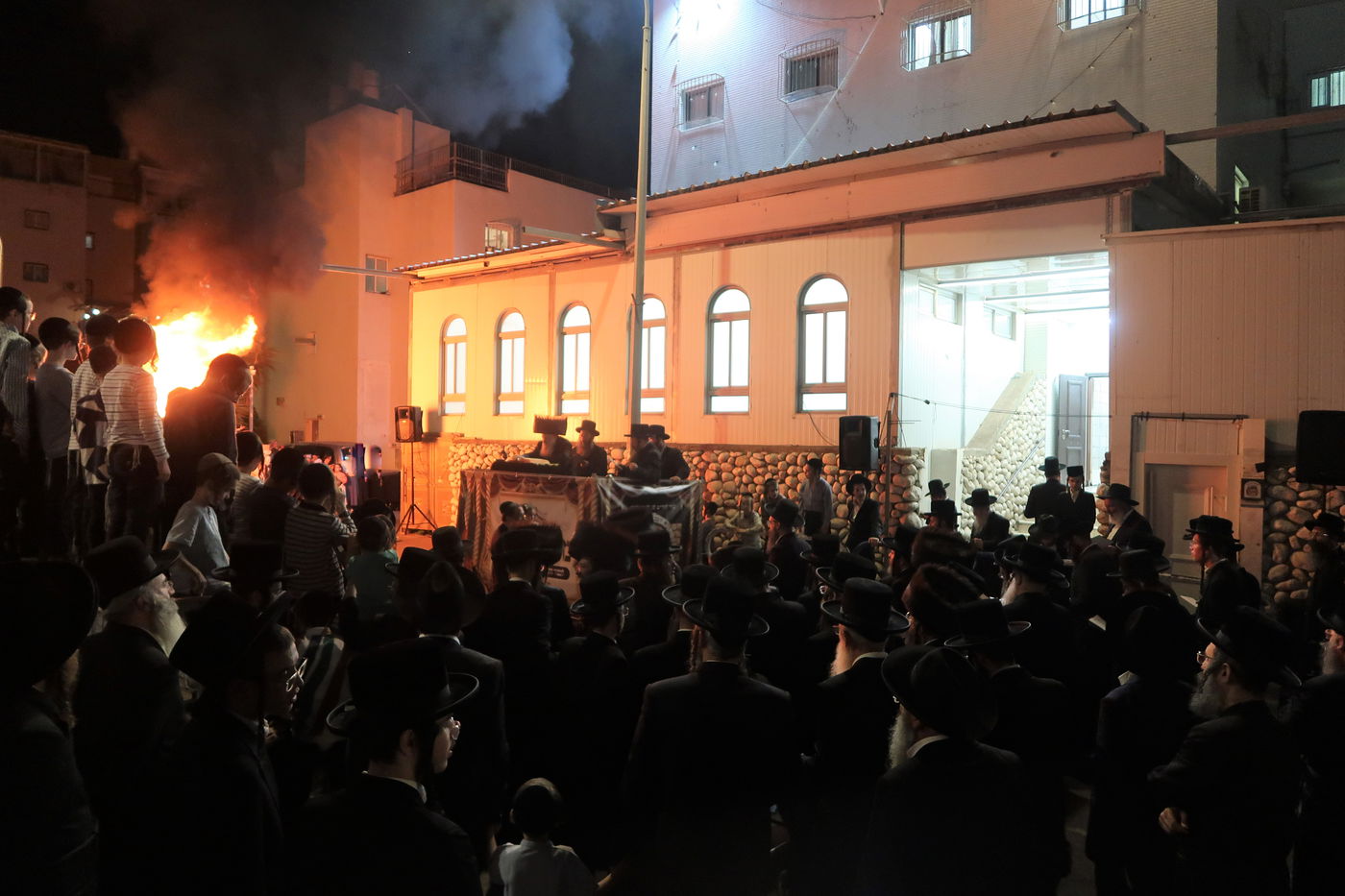 מעמד ההדלקה בחצה"ק טשארנאביל