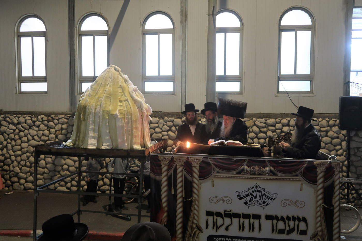 מעמד ההדלקה בחצה"ק טשארנאביל