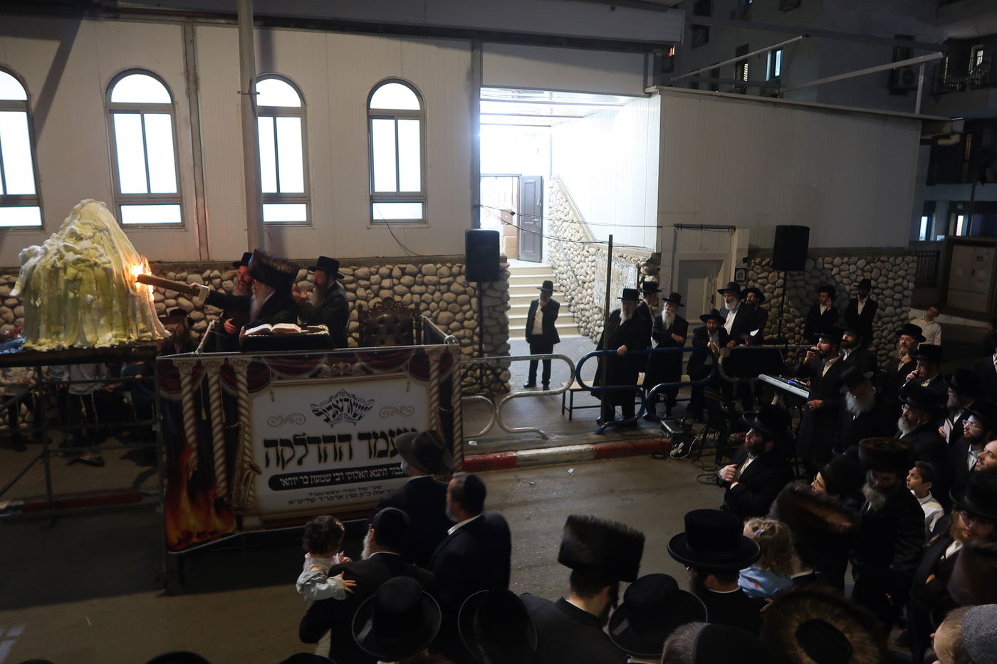 מעמד ההדלקה בחצה"ק טשארנאביל