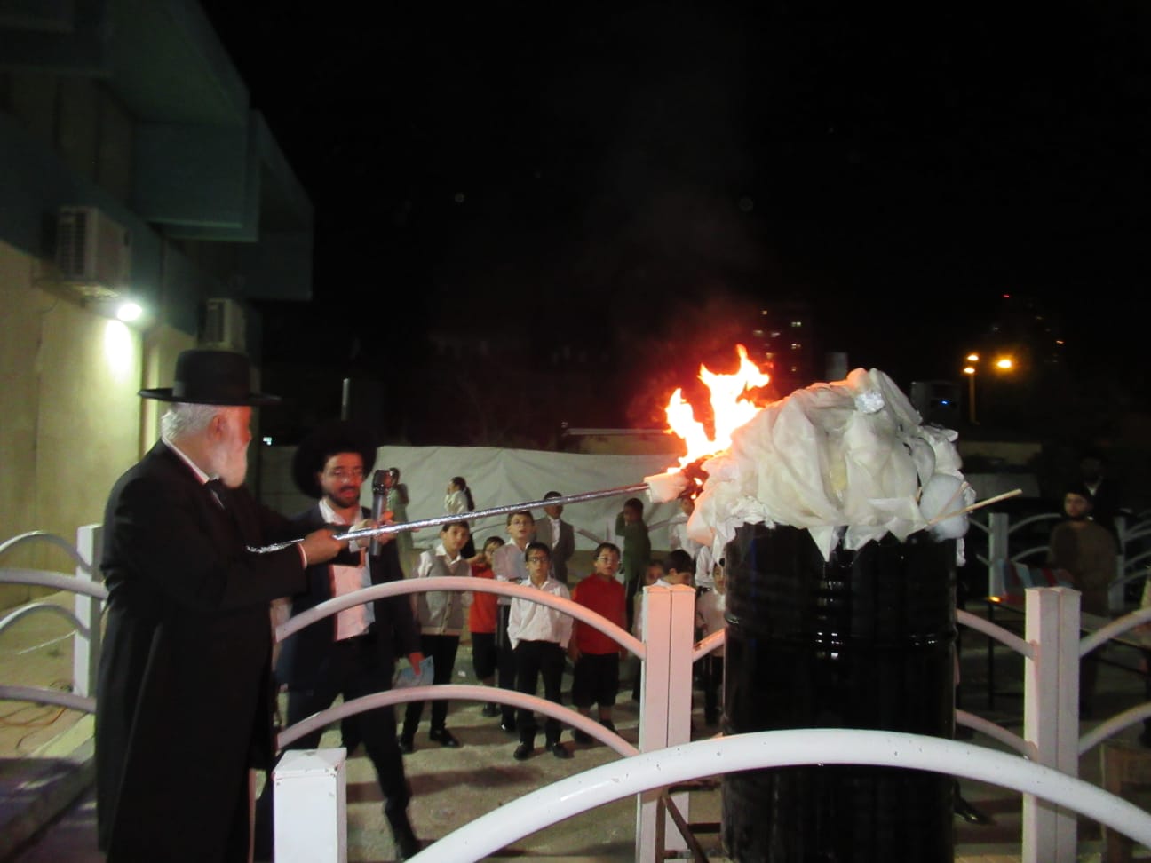 הגאון רבי אברהם מאמאן בהדלקה ל"ג בעומר