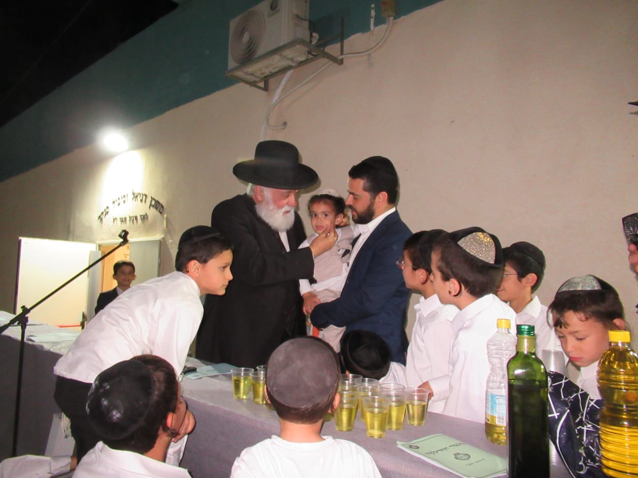 הגאון רבי אברהם מאמאן בהדלקה ל"ג בעומר