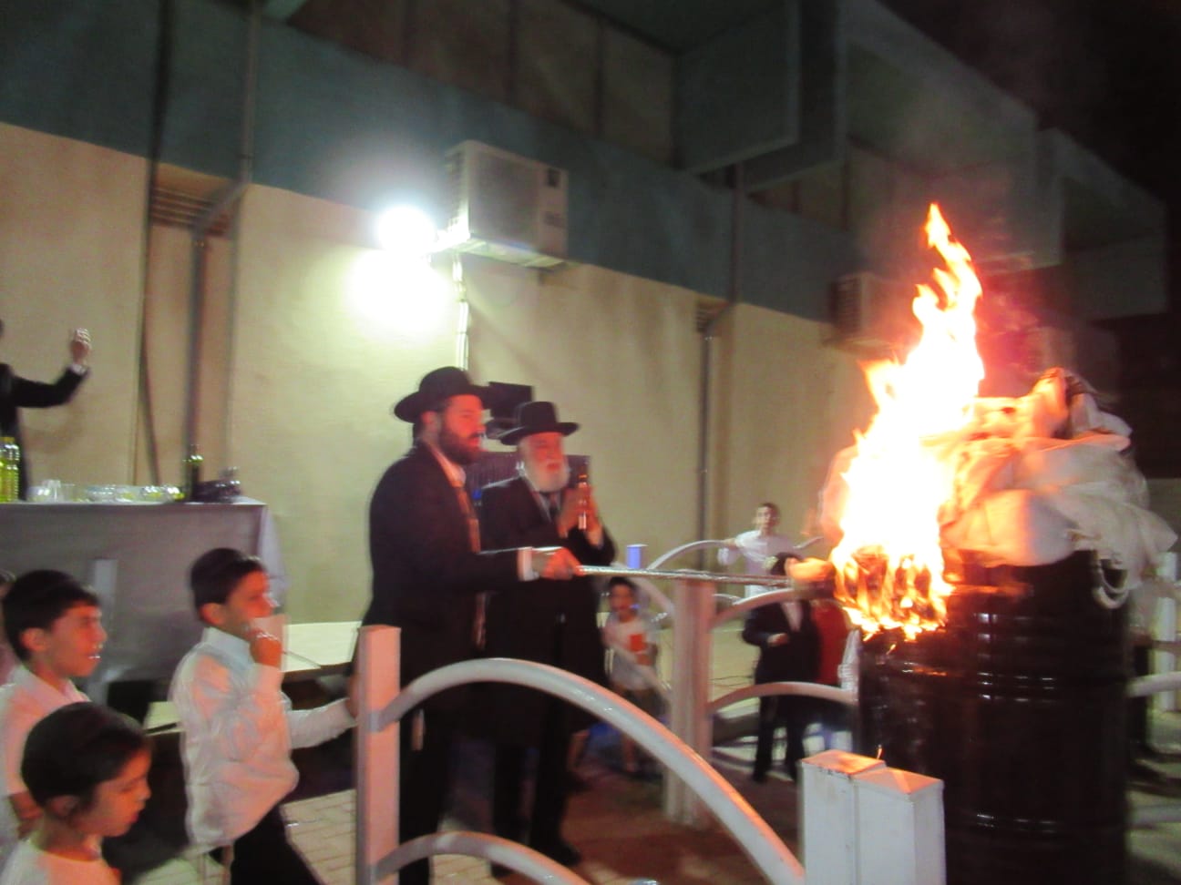 הגאון רבי אברהם מאמאן בהדלקה ל"ג בעומר