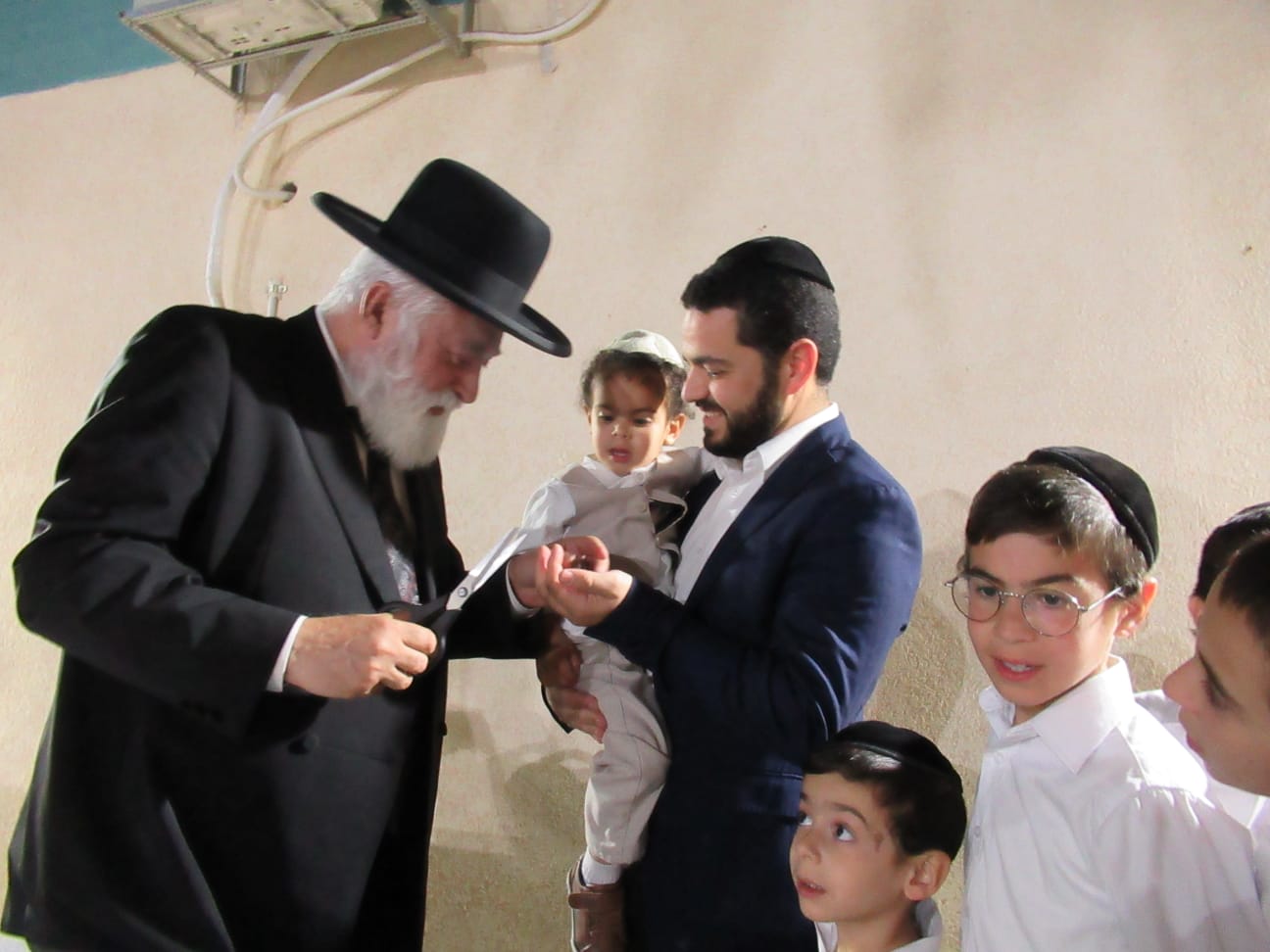 הגאון רבי אברהם מאמאן בהדלקה ל"ג בעומר