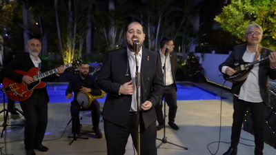 טל צמח במחרוזת חתנים קצבית ומרקידה