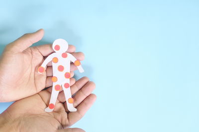 חלק מהתסמינים היא פריחה בגוף. חצבת