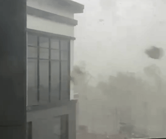 תיעוד דרמטי: טורנדו עוצמתי מעיף גג בעיר סיינט לואיס