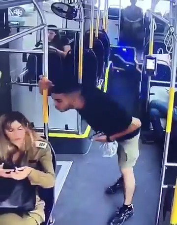 צעיר יורק על קצינת צה"ל באוטובוס ציבורי - ונמלט | תיעוד מכוער