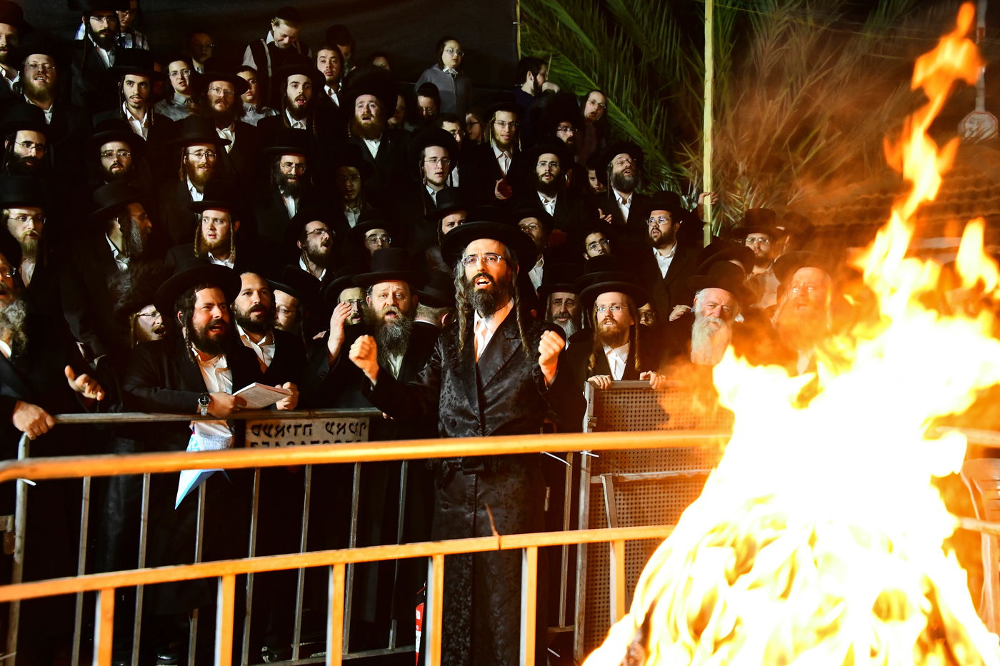 ל"ג בעומר בחצה"ק זוויעהיל