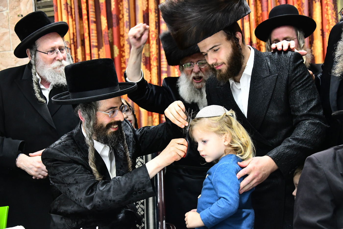 ל"ג בעומר בחצה"ק זוויעהיל