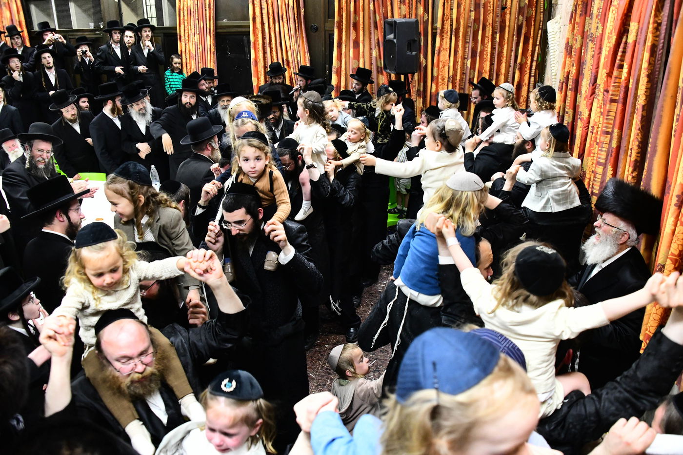 ל"ג בעומר בחצה"ק זוויעהיל