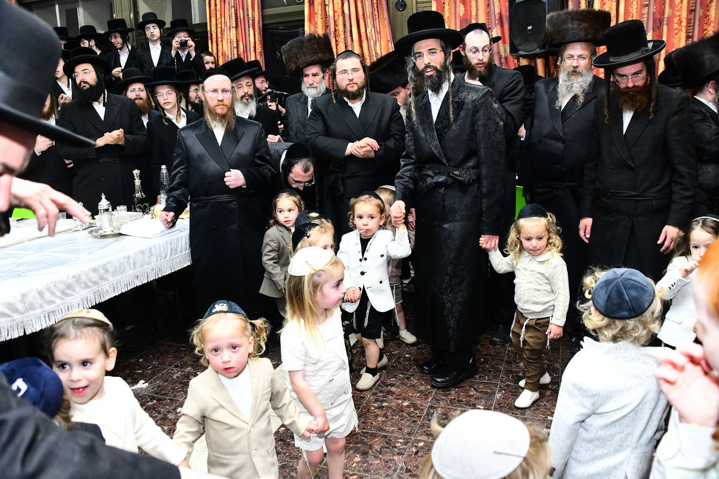 ל"ג בעומר בחצה"ק זוויעהיל