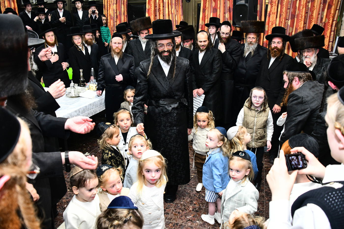 ל"ג בעומר בחצה"ק זוויעהיל