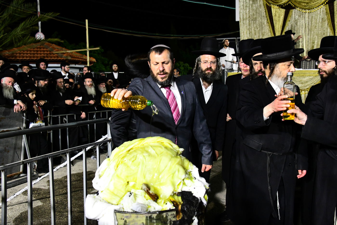 ל"ג בעומר בחצה"ק זוויעהיל