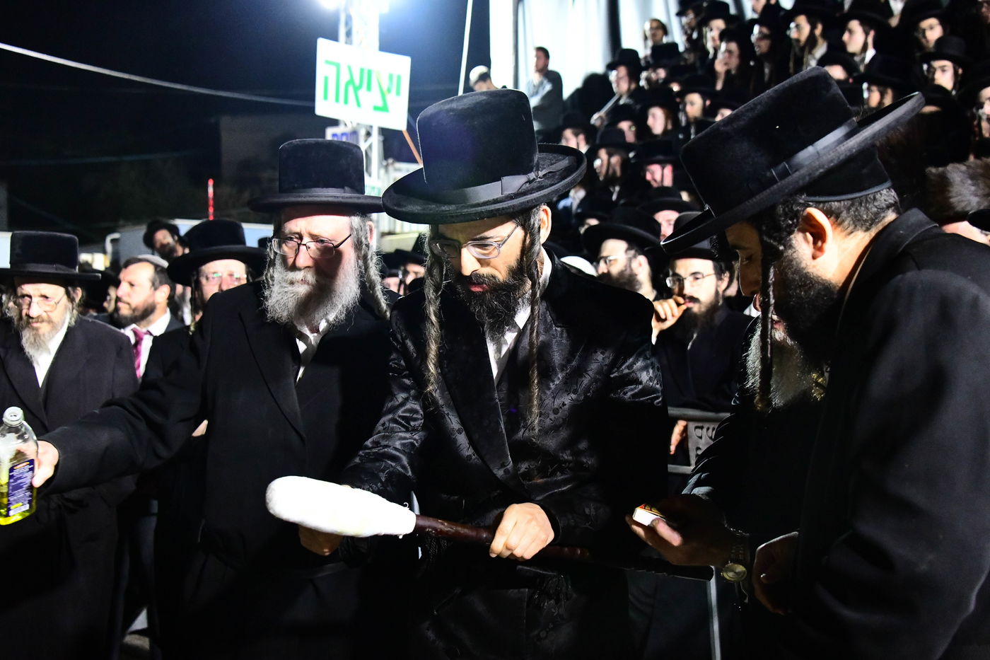 ל"ג בעומר בחצה"ק זוויעהיל