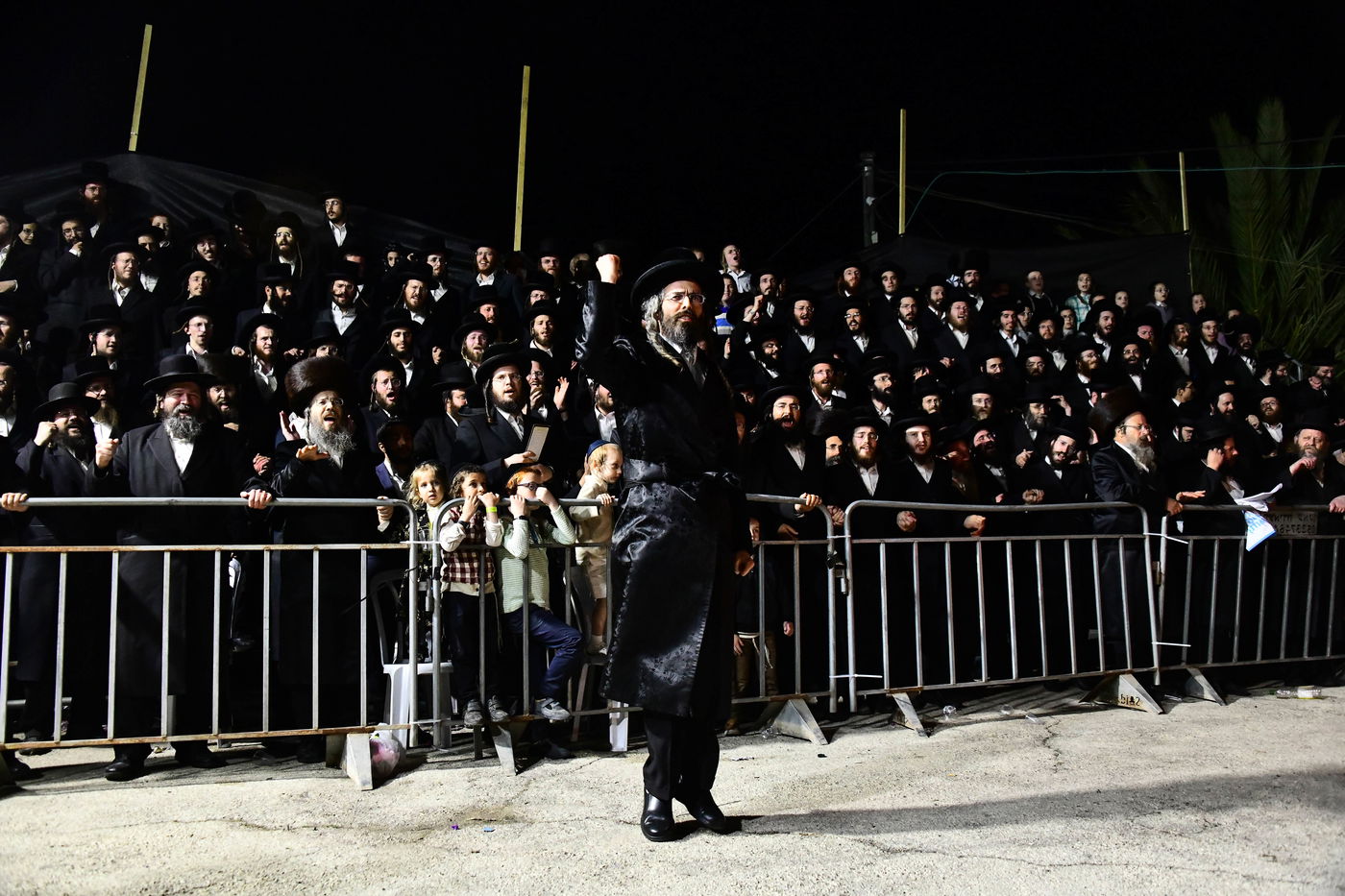 ל"ג בעומר בחצה"ק זוויעהיל