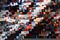 כרזות למען חטופים בכיכר