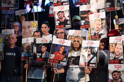 כרזות למען חטופים בכיכר