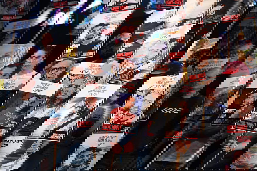 כרזות למען חטופים בכיכר