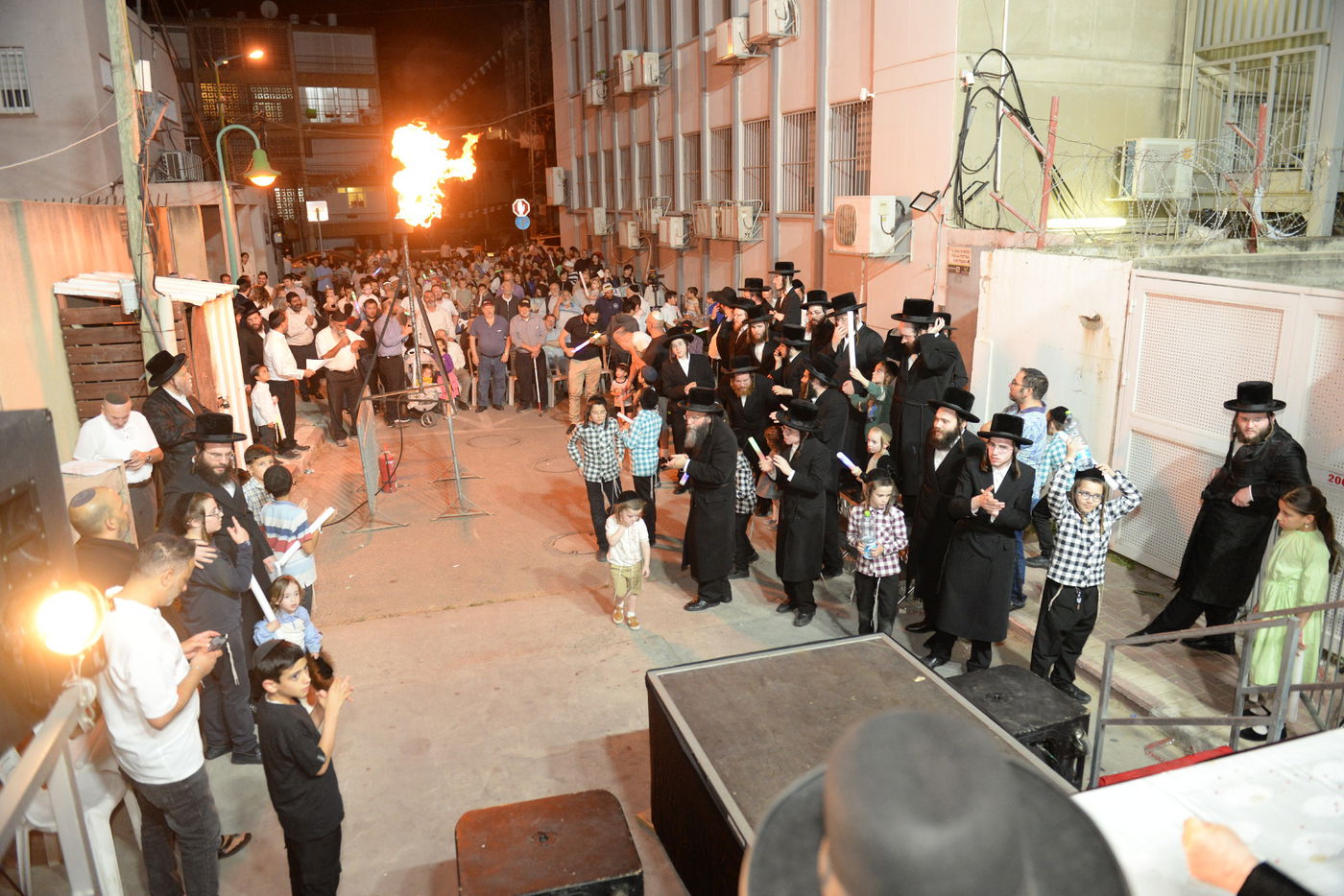 הדלקת ל"ג בעומר הגדולה, אצל האדמו"ר ממישקולץ – מנהיגה הרוחני של פתח תקוה