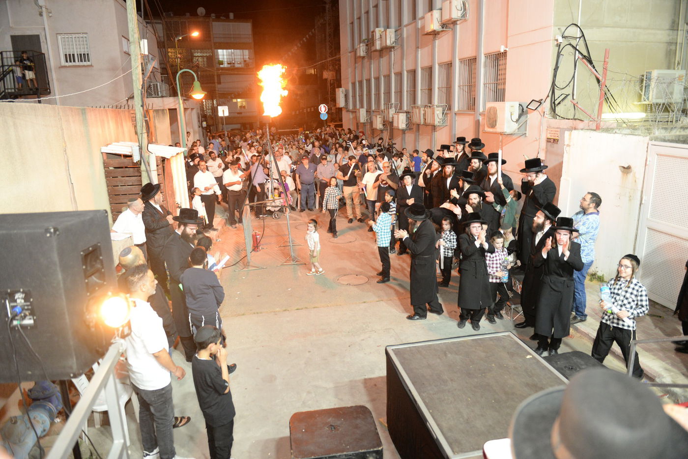 הדלקת ל"ג בעומר הגדולה, אצל האדמו"ר ממישקולץ – מנהיגה הרוחני של פתח תקוה