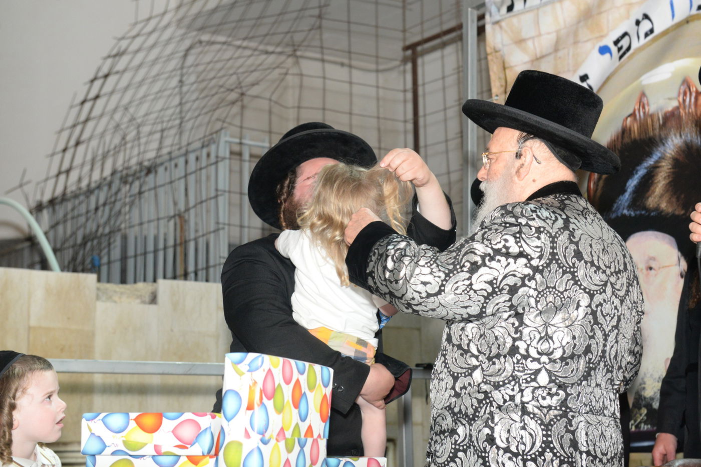 הדלקת ל"ג בעומר הגדולה, אצל האדמו"ר ממישקולץ – מנהיגה הרוחני של פתח תקוה