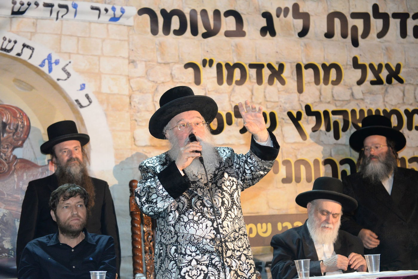 הדלקת ל"ג בעומר הגדולה, אצל האדמו"ר ממישקולץ – מנהיגה הרוחני של פתח תקוה