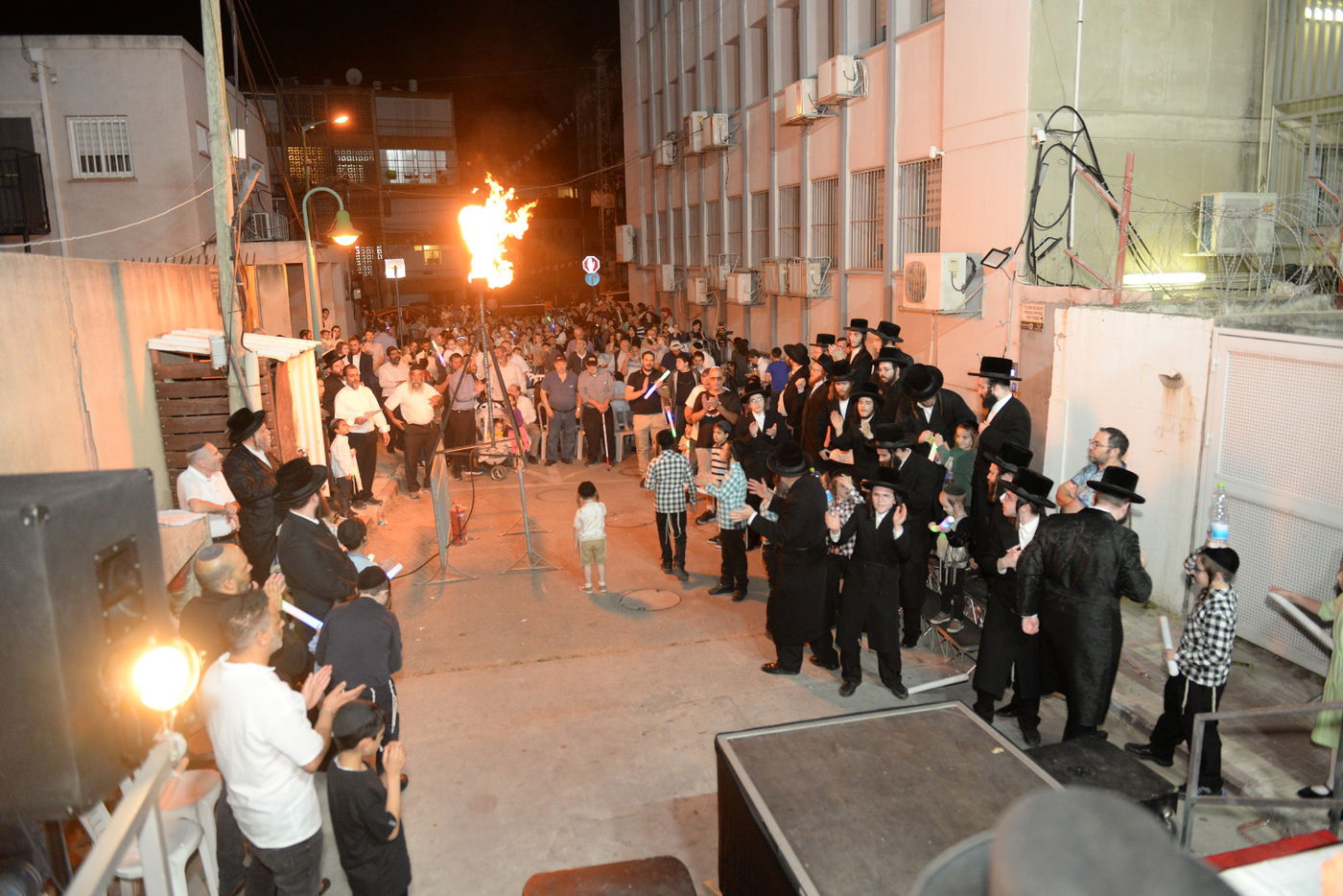 הדלקת ל"ג בעומר הגדולה, אצל האדמו"ר ממישקולץ – מנהיגה הרוחני של פתח תקוה