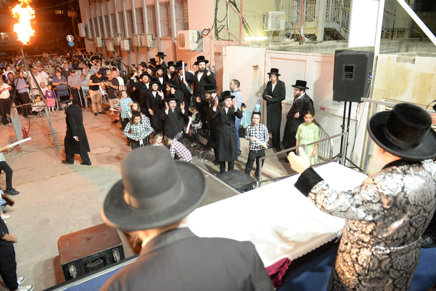 הדלקת ל"ג בעומר הגדולה, אצל האדמו"ר ממישקולץ – מנהיגה הרוחני של פתח תקוה