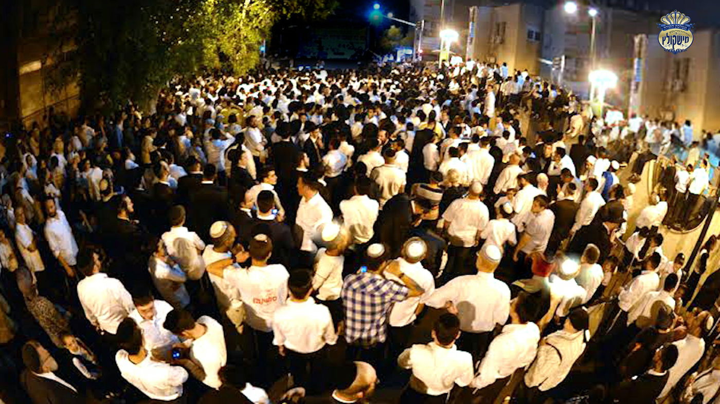 הדלקת ל"ג בעומר הגדולה, אצל האדמו"ר ממישקולץ – מנהיגה הרוחני של פתח תקוה