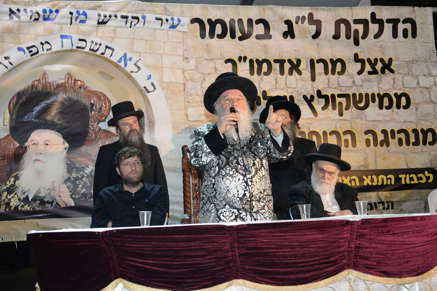 הדלקת ל"ג בעומר הגדולה, אצל האדמו"ר ממישקולץ – מנהיגה הרוחני של פתח תקוה