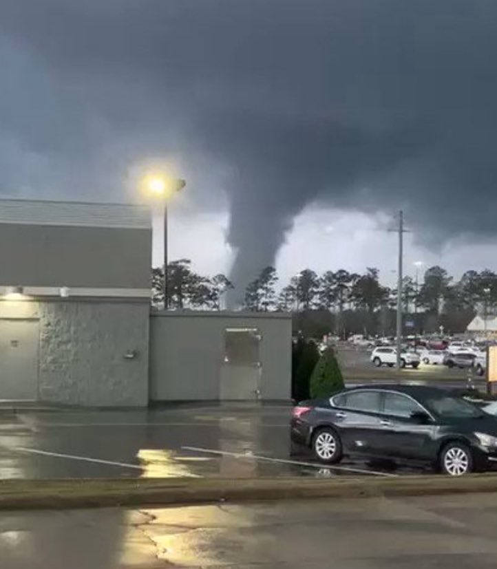 תיעוד דרמטי: טורנדו עוצמתי מעיף גג בעיר סיינט לואיס