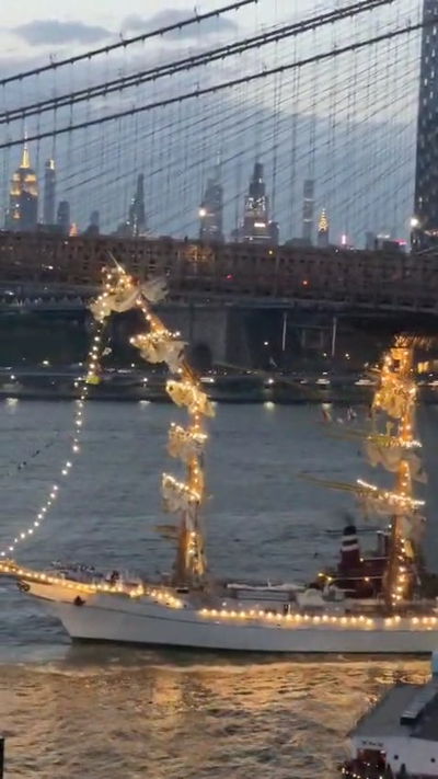 תיעוד: ספינה מקסיקנית התנגשה בגשר ברוקלין - שניים נהרגו