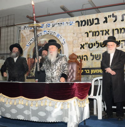 הדלקת ל"ג בעומר הגדולה, אצל האדמו"ר ממישקולץ – מנהיגה הרוחני של פתח תקוה