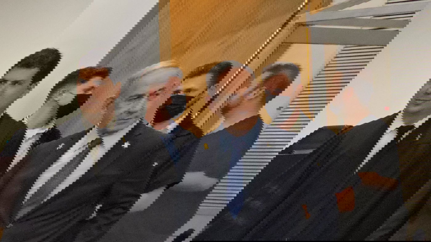 נתניהו בבית המשפט עם פרקליטו עמית חדד