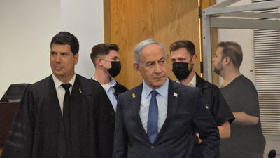 נתניהו בבית המשפט עם פרקליטו עמית חדד