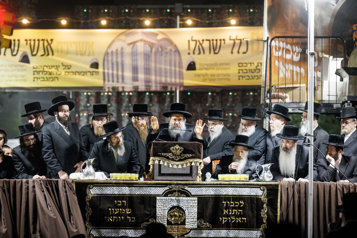 מעמד ההדלקה ע"י האדמו"ר מבאבוב - 45 ליל ל"ג בעומר