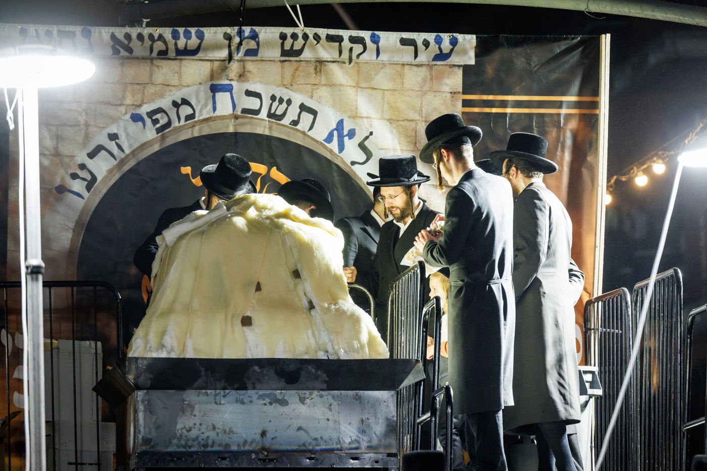 מעמד ההדלקה ע"י האדמו"ר מבאבוב - 45 ליל ל"ג בעומר