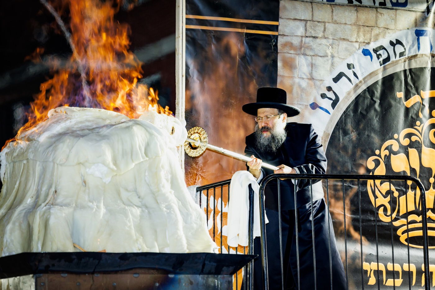 מעמד ההדלקה ע"י האדמו"ר מבאבוב - 45 ליל ל"ג בעומר