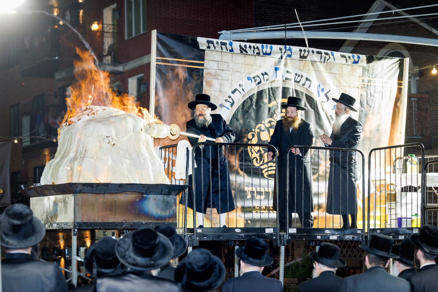 מעמד ההדלקה ע"י האדמו"ר מבאבוב - 45 ליל ל"ג בעומר