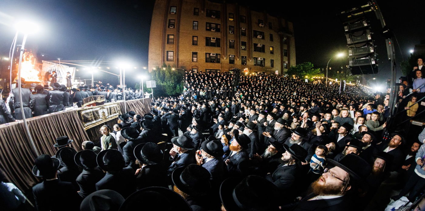 מעמד ההדלקה ע"י האדמו"ר מבאבוב - 45 ליל ל"ג בעומר