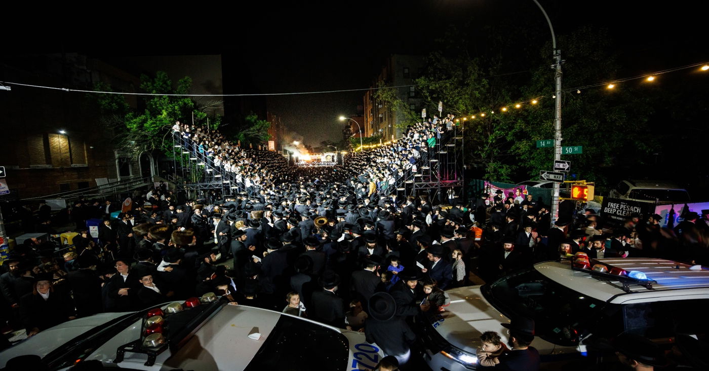 מעמד ההדלקה ע"י האדמו"ר מבאבוב - 45 ליל ל"ג בעומר