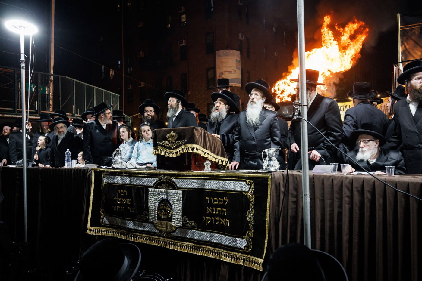 מעמד ההדלקה ע"י האדמו"ר מבאבוב - 45 ליל ל"ג בעומר