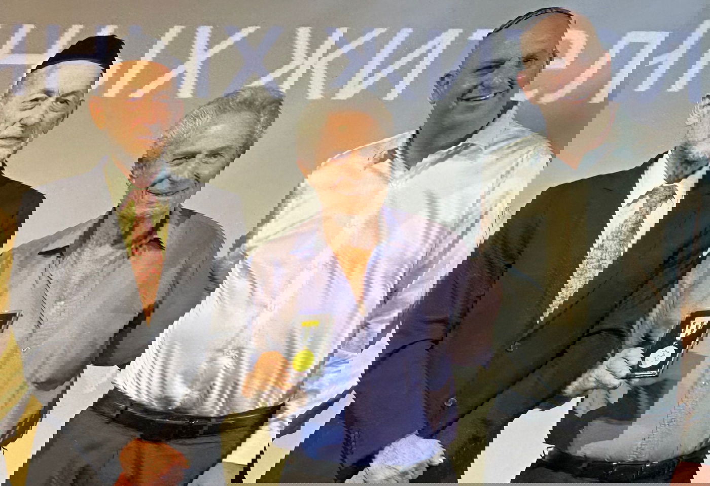 מקלב ורביבו עם ניצול שואה שקיבל את האות