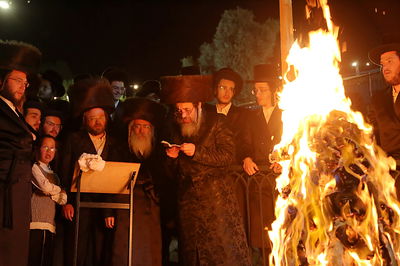 הגה"צ רבי חיים מאיר הגר, אב"ד קריית ויז'ניץ בהדלקה במירון