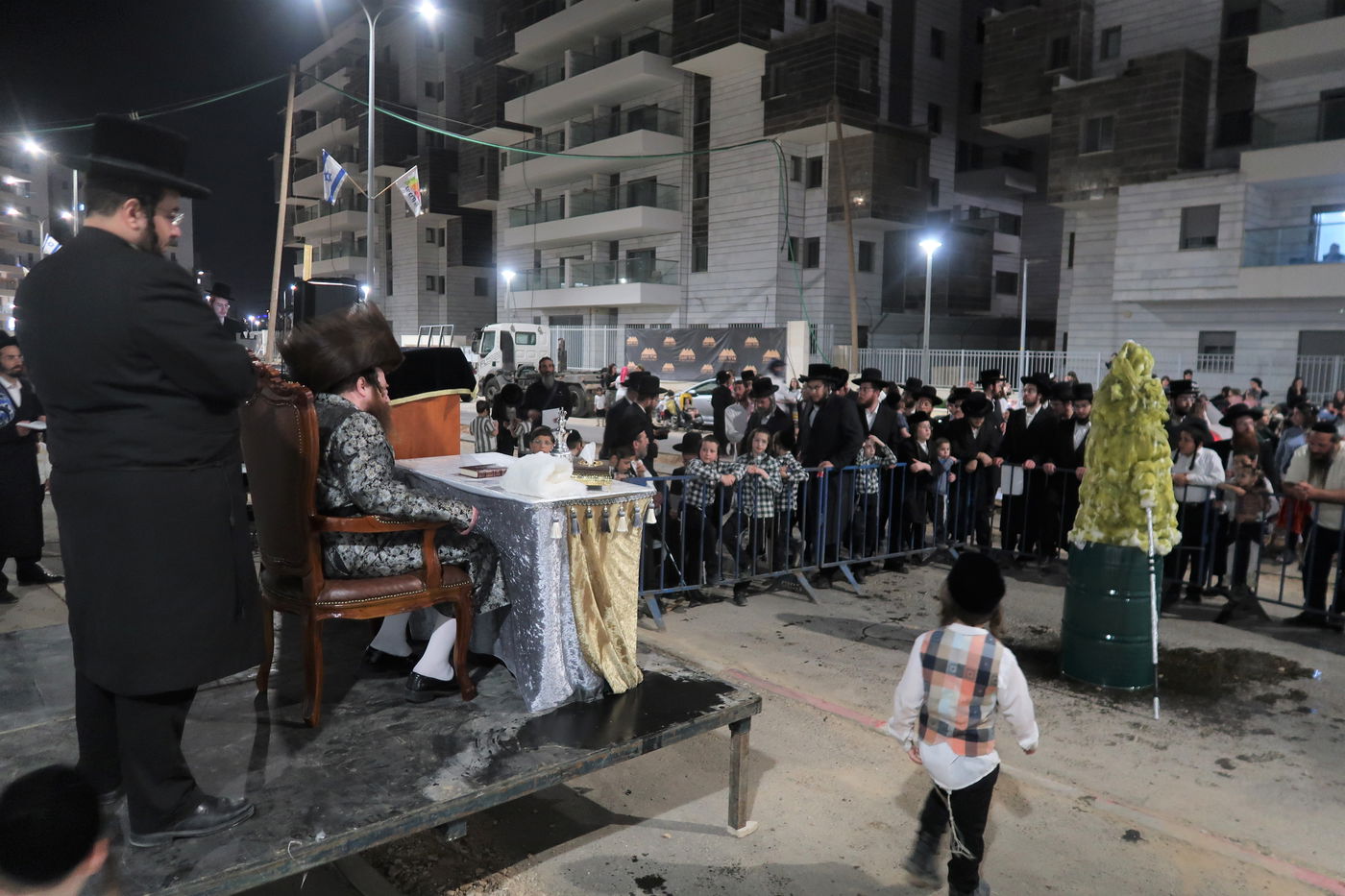 ל"ג בעומר בחצה"ק מיאלען