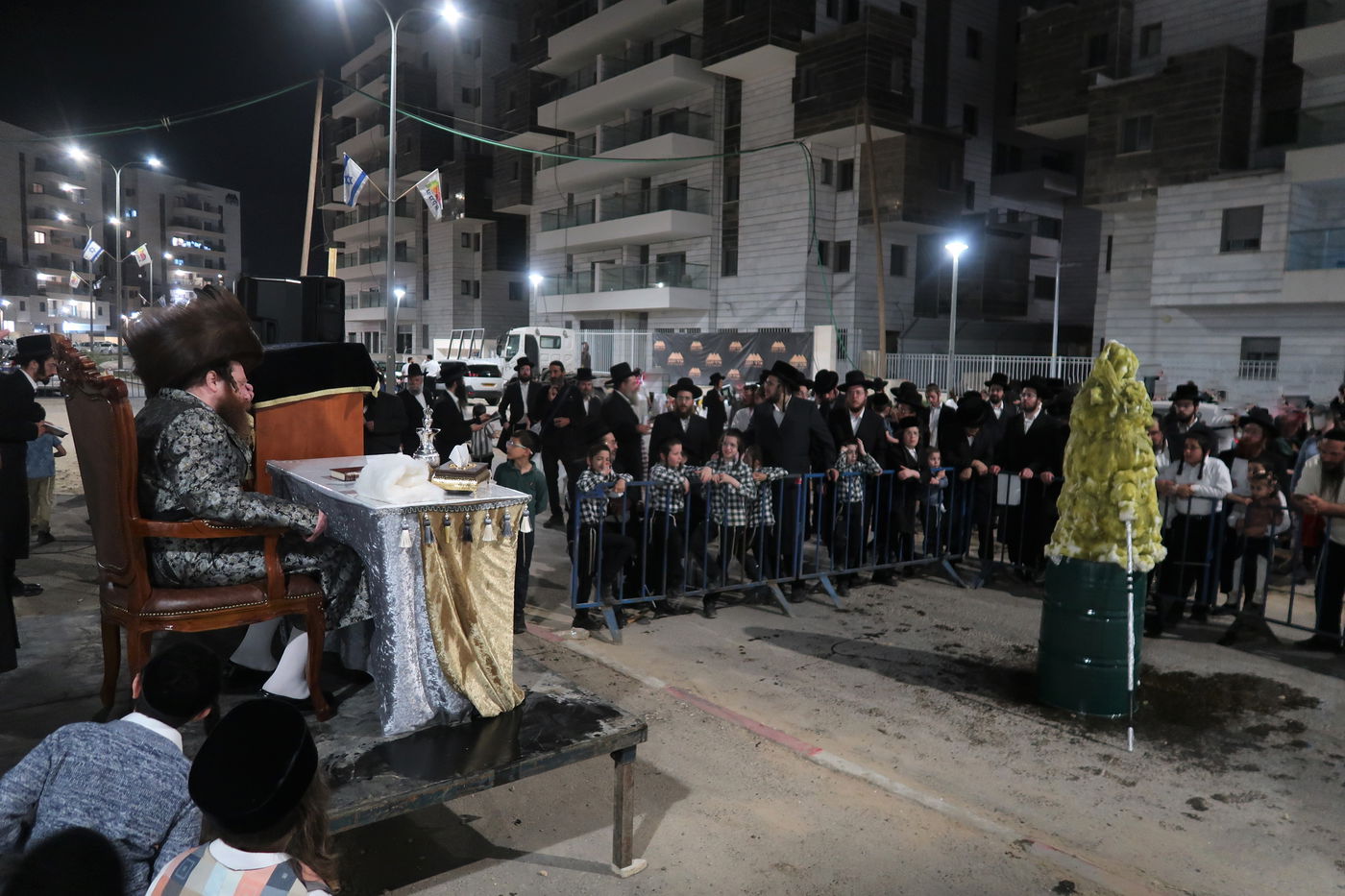 ל"ג בעומר בחצה"ק מיאלען