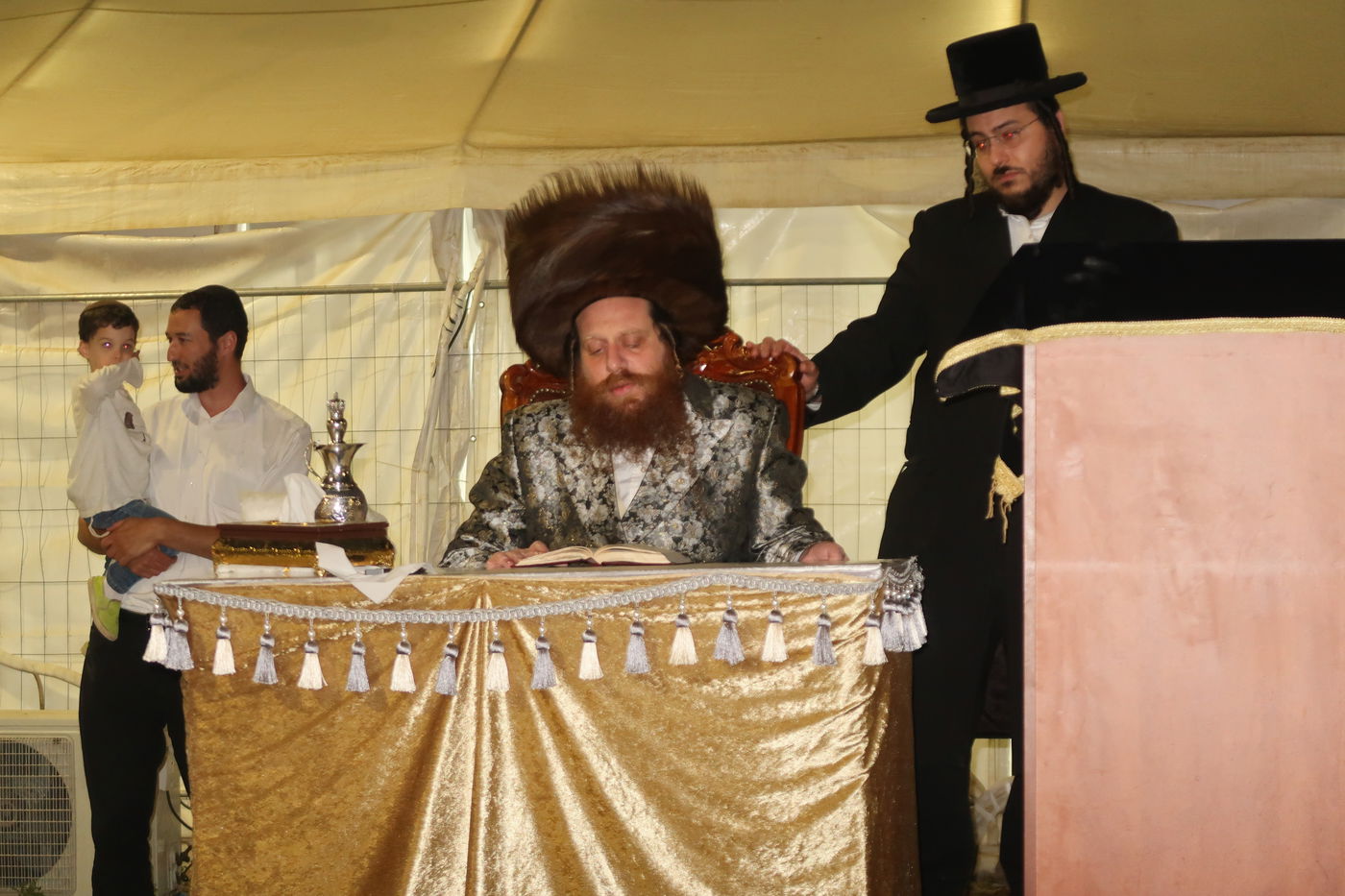 ל"ג בעומר בחצה"ק מיאלען